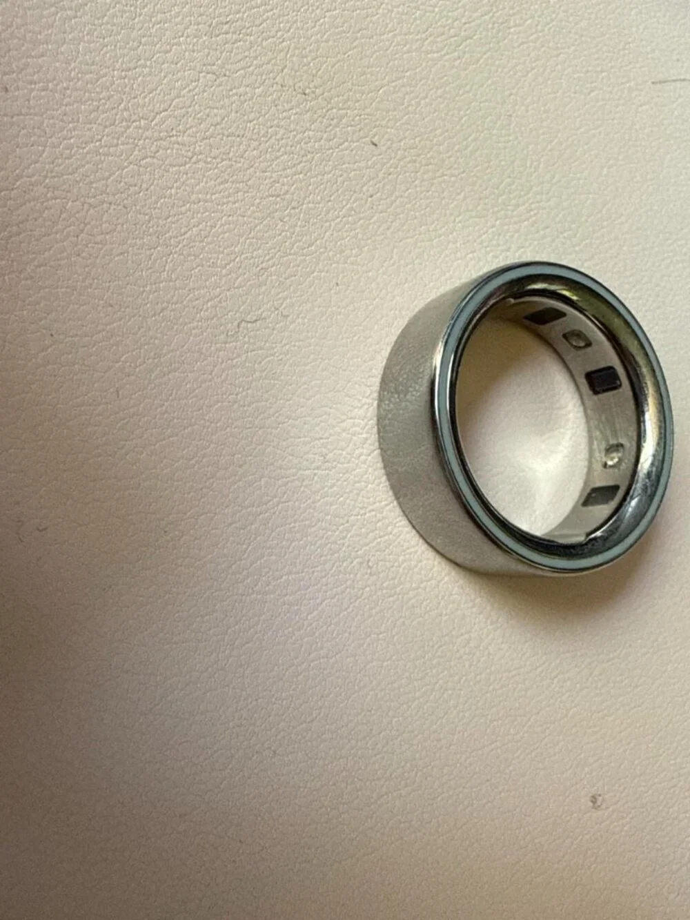 Oura ring 4, only had for a month! Size 8